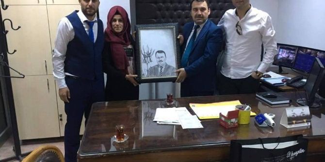 Sasonlu Öğrenci Batman Merkez Ptt Müdürüne Kara Kalem Portre Çalışmasını Hediye Etti