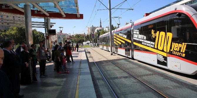 Başkan Çelik, Yeni Raylı Sistem Araçlarına Bindi Ve Halkın Görüşlerini Aldı