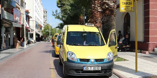 Büyükşehir, Taksi Duraklarının Levhalarını Yeniliyor