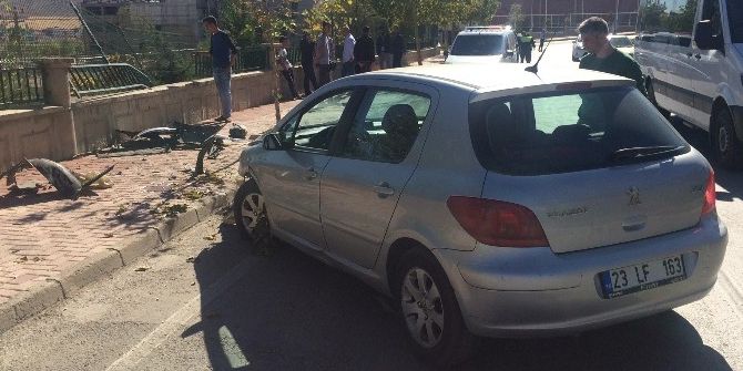 Otomobil Okulun Korkuluklarına Çarptı: 1 Yaralı