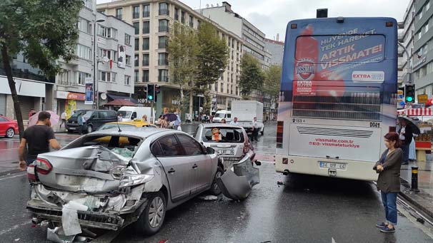 Şişli’de Şoförü Fenalaşan Halk Otobüsü Araçları Biçti