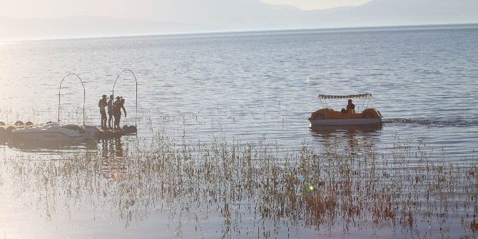 Gölde Mahsur Kalan 4 Genç, Su Bisikletiyle Kurtarıldı