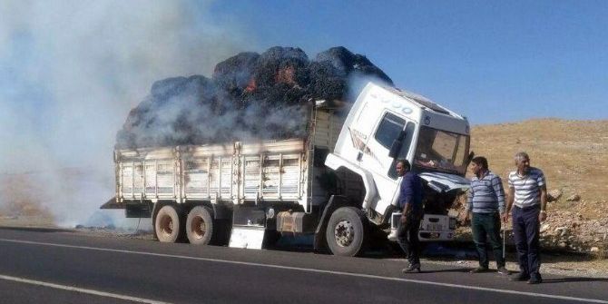 Kamyondaki Pamuk Balyaları Kül Oldu