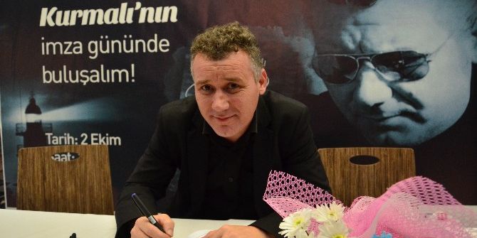 Kurmalı, Kitabını Esas 67 Avm’de Hayranları İçin İmzaladı
