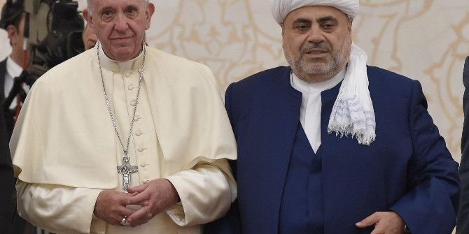 Papa’ya Azerbaycan’da Kur’an-ı Kerim Hediye Edildi