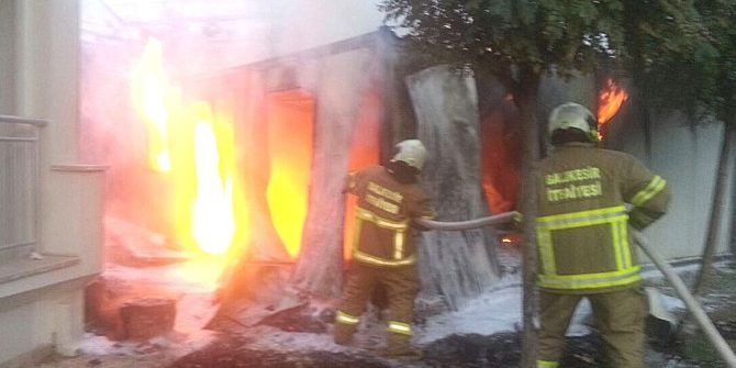 Ayvalık’ta Mahalle Sakinleri Yangınla Uyandı