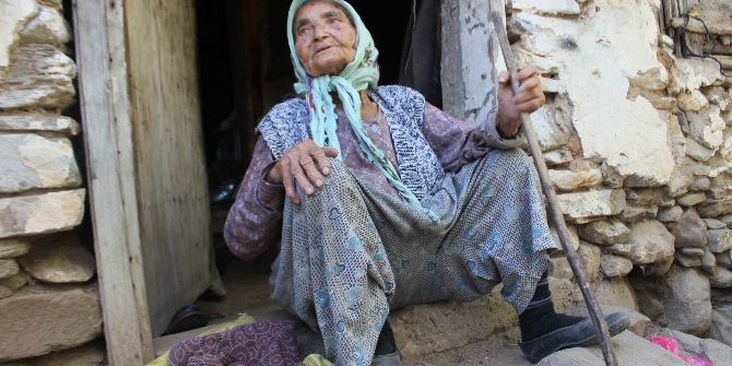 Yaşlı Kadının Dağda Çile Dolu Hayatı
