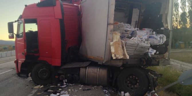 Kaza Yapan Tır’ın Kasasından 70 Bin Paket Kaçak Sigara Ele Geçirdi