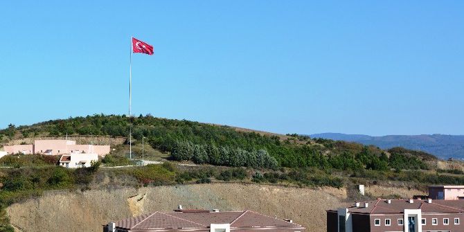 Düzce Üniversitesine Kampüsüne Dev Türk Bayrağı