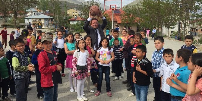 Tufanbeyli’ye Spor Malzemesi Desteği