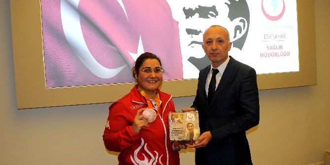 Dr. Mumcu’dan Başarılı Sporcuya Plaket