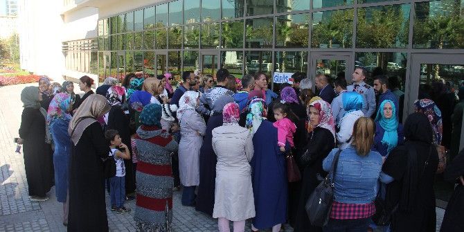 Okulları Yıkılan Öğrenciler, Servisleri De Gelmeyince Sokakta Kaldı