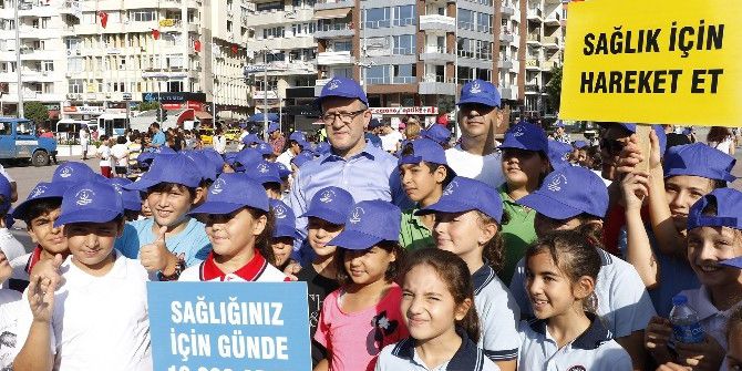 Minik Öğrenciler Ve Sağlık Çalışanları Sağlık İçin Yürüdü