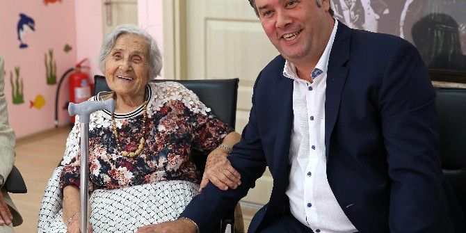 Asırlık Çınara Sürpriz Doğum Günü