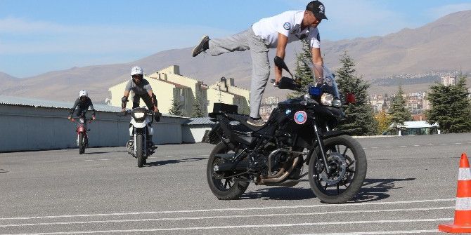 Polisler, Motosiklet Sürüş Eğitimi Alıyor