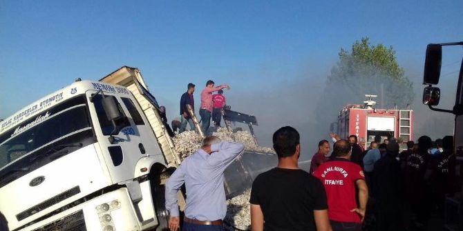 Devrilen Pamuk Yüklü Kamyon Alev Aldı