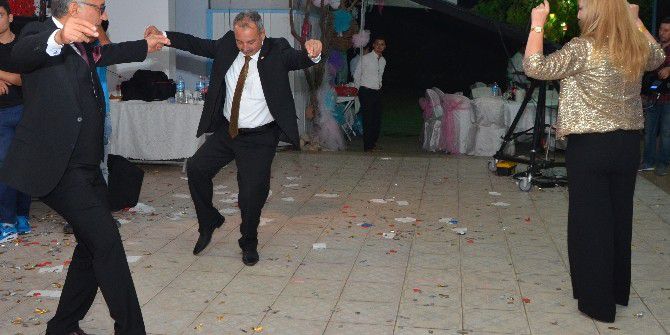 Chp’li Vekil Eşiyle Harmandalı Oynadı