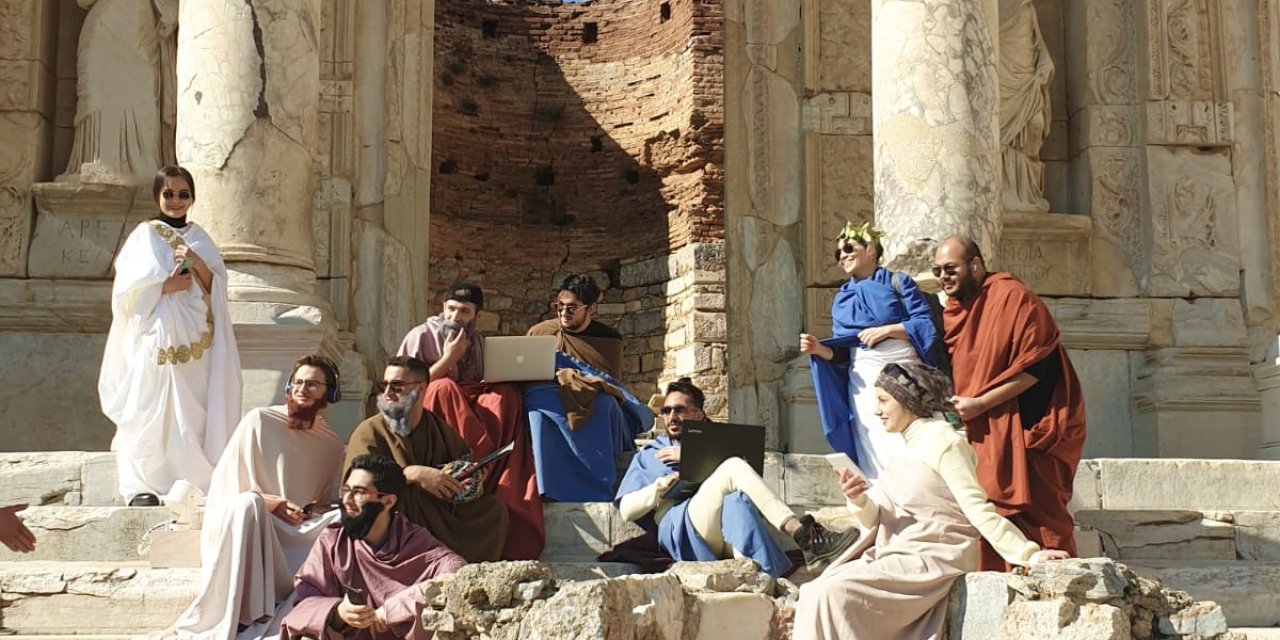 Egeli Genç Eczacılardan “atina Okulu”na Modern Yorum