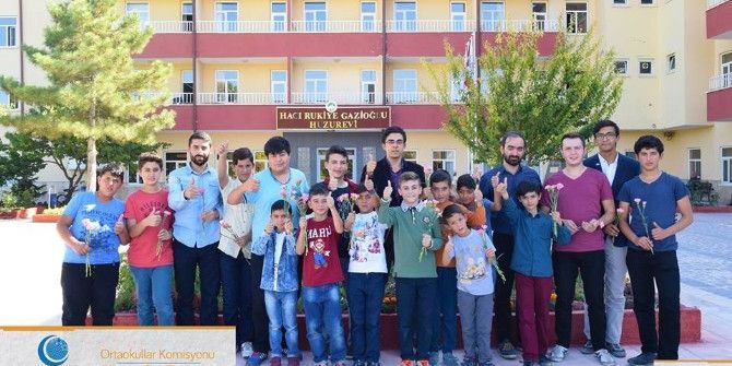 Agd’li Gençlerden Huzurevi Ziyaret