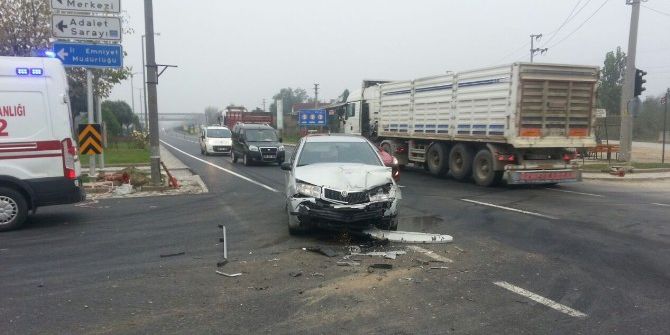 Otomobil İle Minibüs Çarpıştı: 3 Yaralı