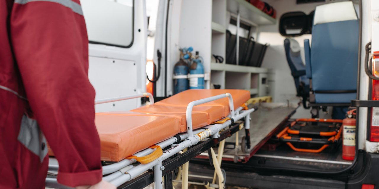 Ambulans Şoförü Kendini Arabaya Kilitledi
