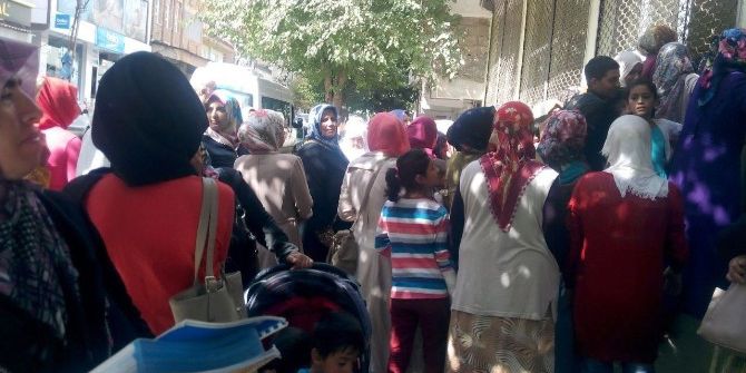 Kapanan Mağazaya Akın Eden Kadınlar İzdihama Neden Oldu