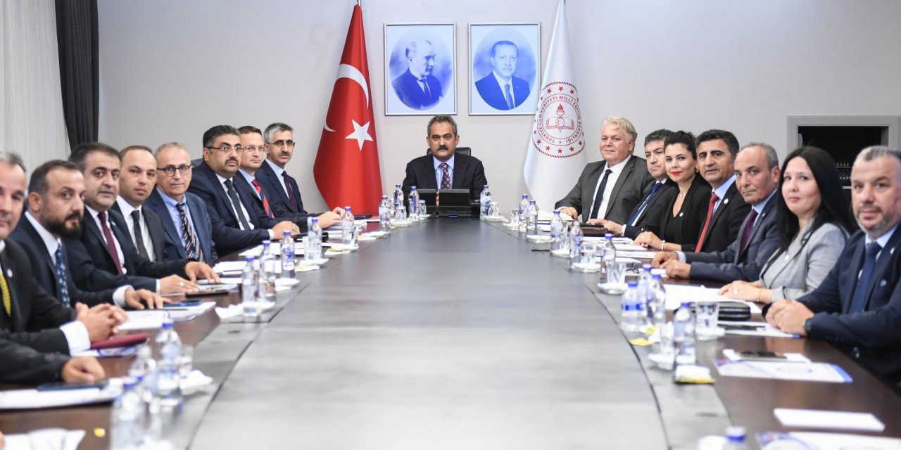 Bakan Özer, Özel Eğitim Ve Rehabilitasyon Merkezlerinin Dernek Ve Federasyon Başkanlarını Kabul Etti