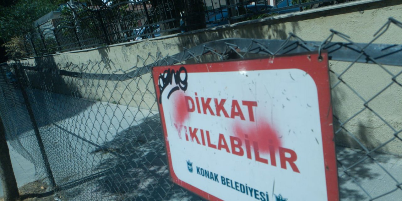 İzmir Sağlık Müdürlüğünün Duvarı Yan Yattı!