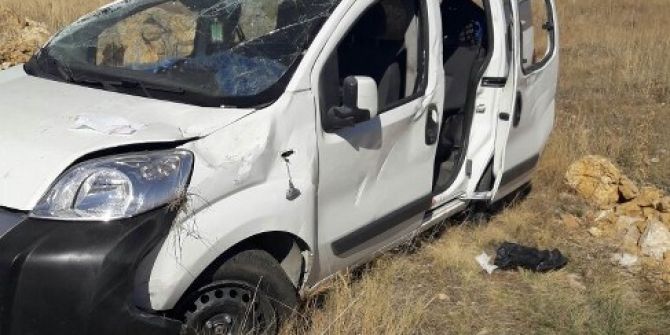 Otomobil Tarlaya Uçtu: 1 Ölü, 2 Yaralı