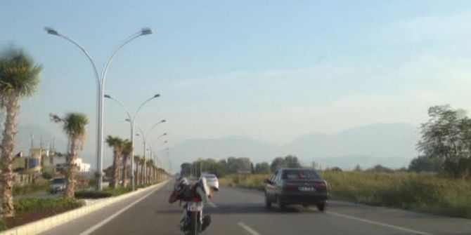 Motosiklet Sürücüsünün Trafikte Tehlikeli Şovu