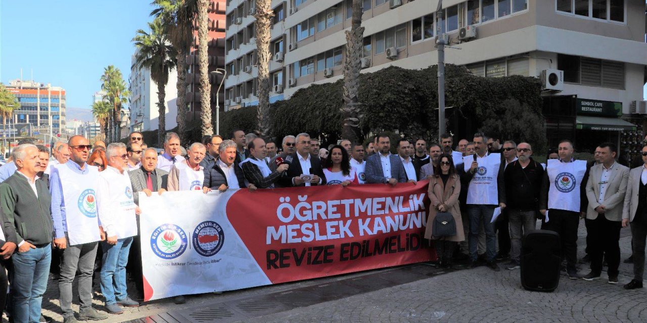 Öğretmenlerden Meslek Kanunu Eylemi !