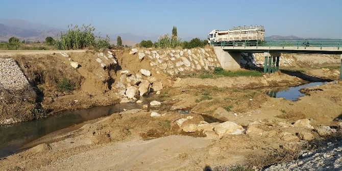Küçük Menderes’in Taş Setleri Yağmura Teslim