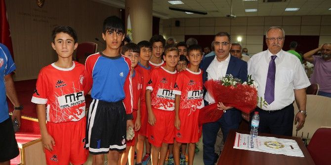 Başkan Çelikcan’dan Amatör Kulüplere Malzeme Yardımı