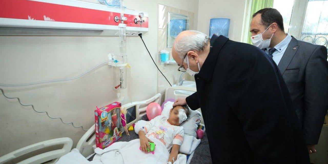 İzmir Valisi Köşger Ve İl Sağlık Müdürü Erkuş Yaralı Depremzedeleri Ziyaret Etti