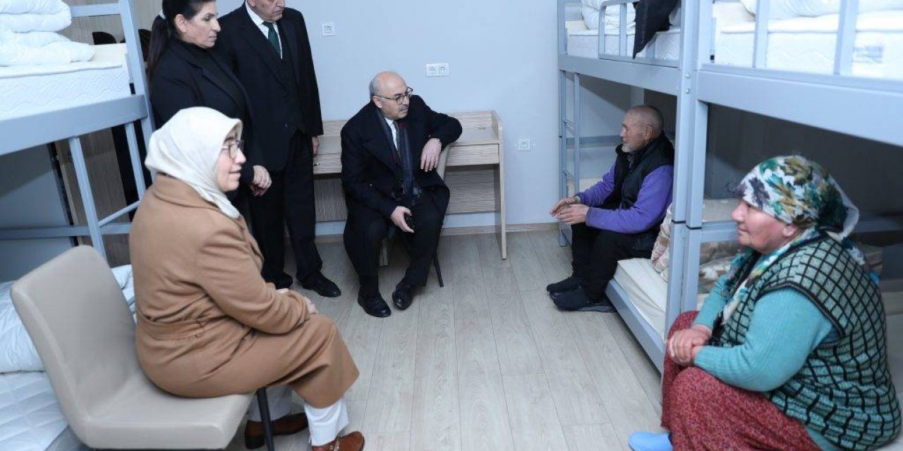 İzmir Valisi Köşger Ve Eşi Hastaneler Ve Kyk’lardaki Depremzedeleri Ziyaret Etti