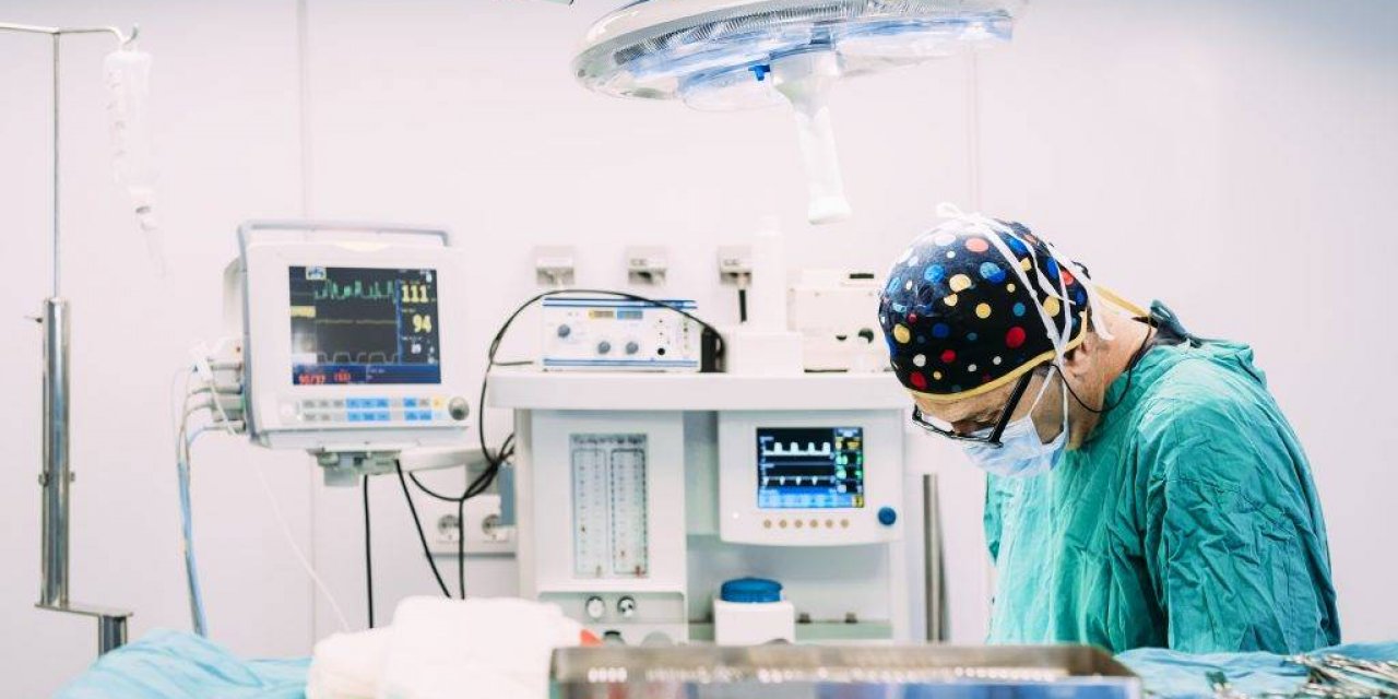 Firma Çalışanı Ameliyathaneye Girebilir Mi ? Operasyonda Doktora Yardım Edebilir Mi ? 