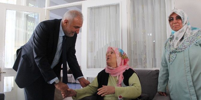 Ak Partili Heyet Huzurevi Sakinlerini Ziyaret Etti