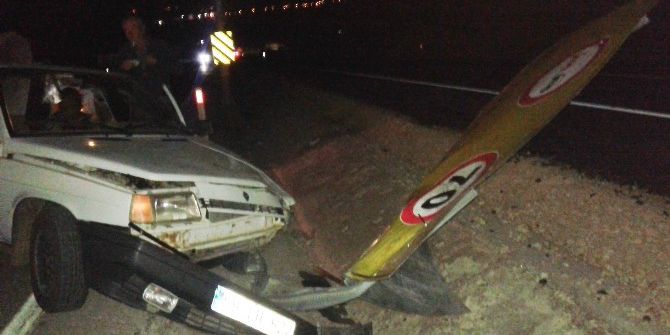 Otomobil Tabelaya Çarptı: 1 Yaralı