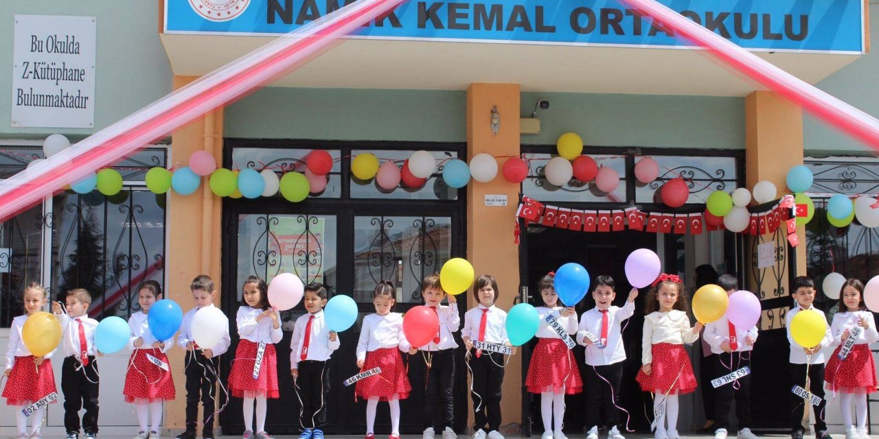 Çocuklar Balonlarını Depremzedeler İçin Göğe Bıraktı