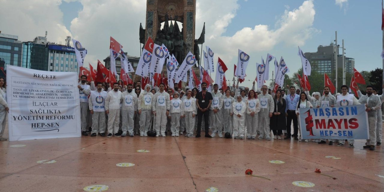 Hep-sen 1 Mayıs’ta Taksim’de Reçete Açtı: Hastanın Adı Sağlık Sistemi!