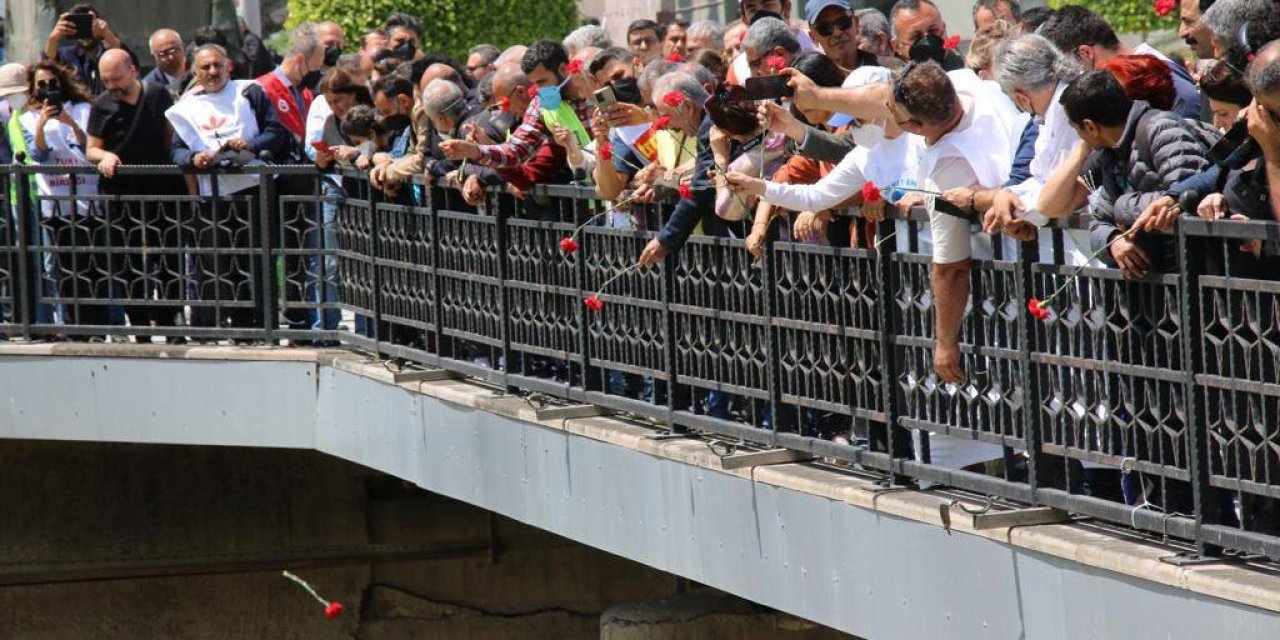 Hatay’da Anma: 1 Mayıs İçin Karanfiller Asi Nehrine Bırakıldı!