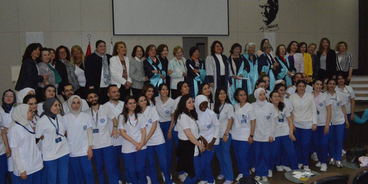 50 Yıl Önce Mezun Olan Hemşireler Sempozyumda Gençlerle Buluştu
