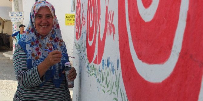 Köyünün Duvarlarında Çiçek Açtıran Kadın