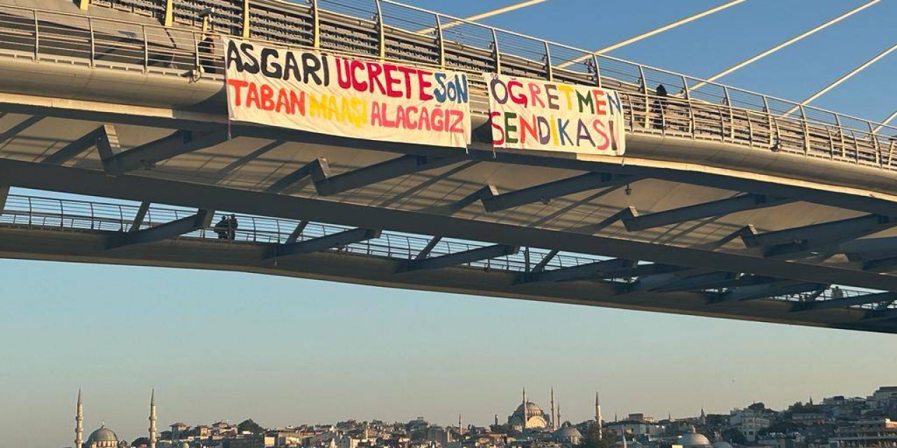 Öğretmenler Haliç Köprüsü’ne Pankart Astı !