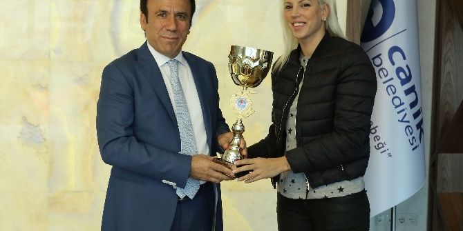 Şampiyondan Başkan Genç’e Hediye