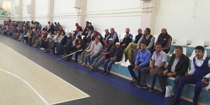 Spor Salonunun Tribününü Bu Defa İşe Girebilmek İçin Doldurdular