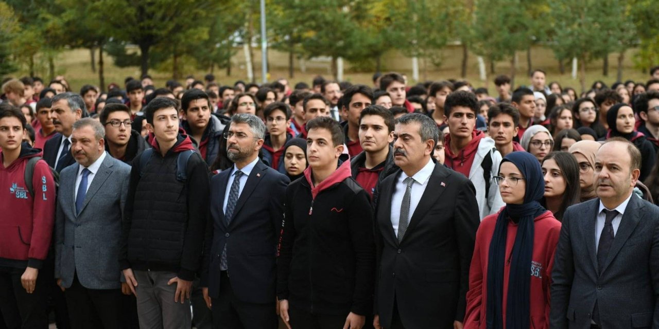 Bakan Tekin Ve Öğrenciler, Gazze’de Ölen Çocuklar İçin Saygı Duruşunda Bulundu