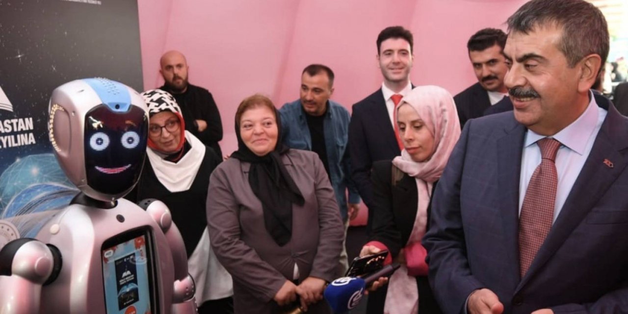 Meb Bakanı Tekin Robotla Konuştu !