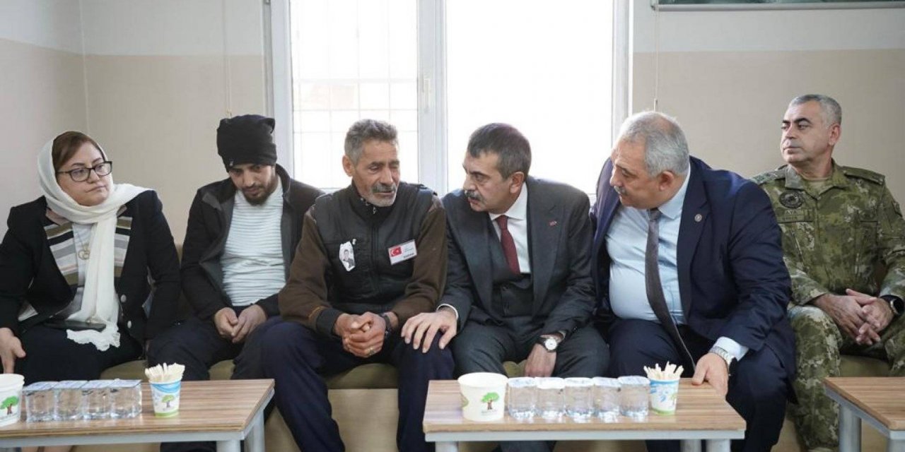 Bakan Yusuf Tekin Şehit Ailesini Ziyaret Etti