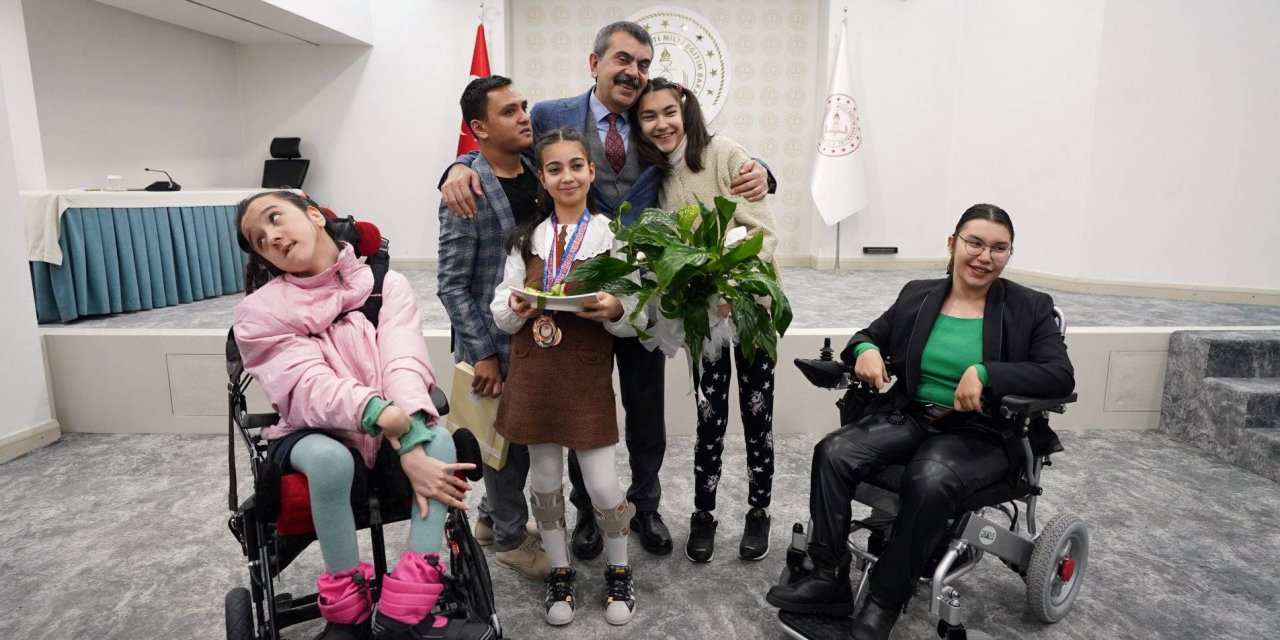 Bakan Tekin Özel Çocukların Sorunlarını Dinledi